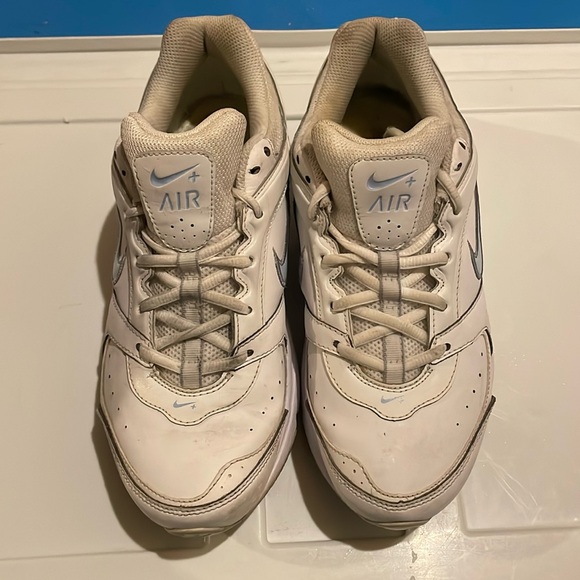 Women Nike Shoes - Picture 2 of 6